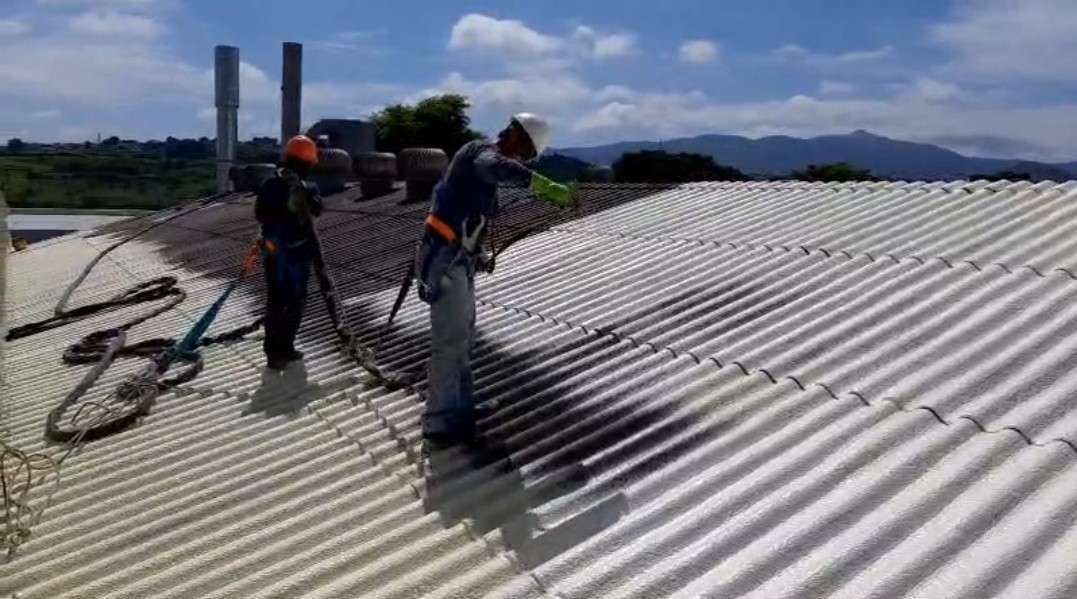 Aplicação poliuretano telhados