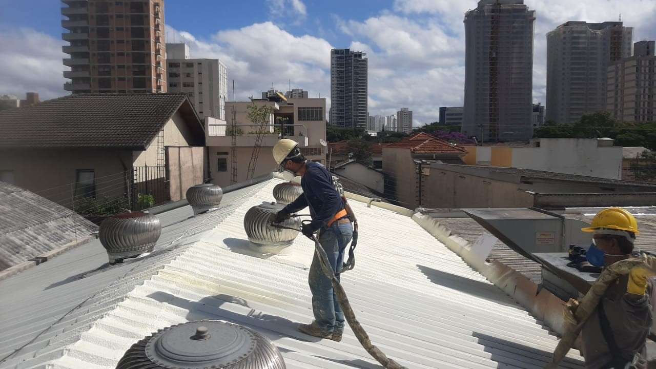 Aplicação poliuretano telhados